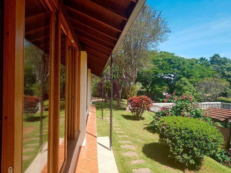 Viva em Harmonia com a Natureza: Casa com Piscina e Campo de Futebol