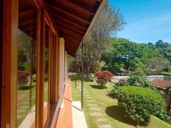 Viva em Harmonia com a Natureza: Casa com Piscina e Campo de Futebol