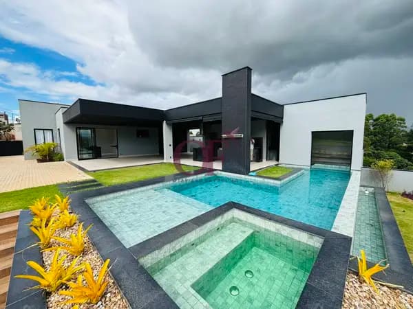 Casa de Alto Padrão no Terras da Alvorada com Piscina Aquecida e Energia Solar