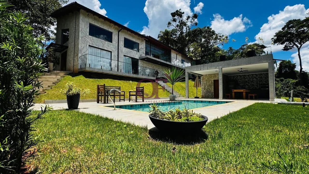 Casa Nova em Atibaia com 4 Suítes e Piscina com Hidro – Porteira Fechada