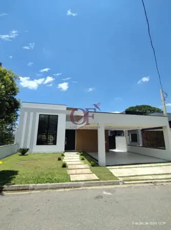 Casa Moderna em Condomínio com Piscina e Vista para Área Verde