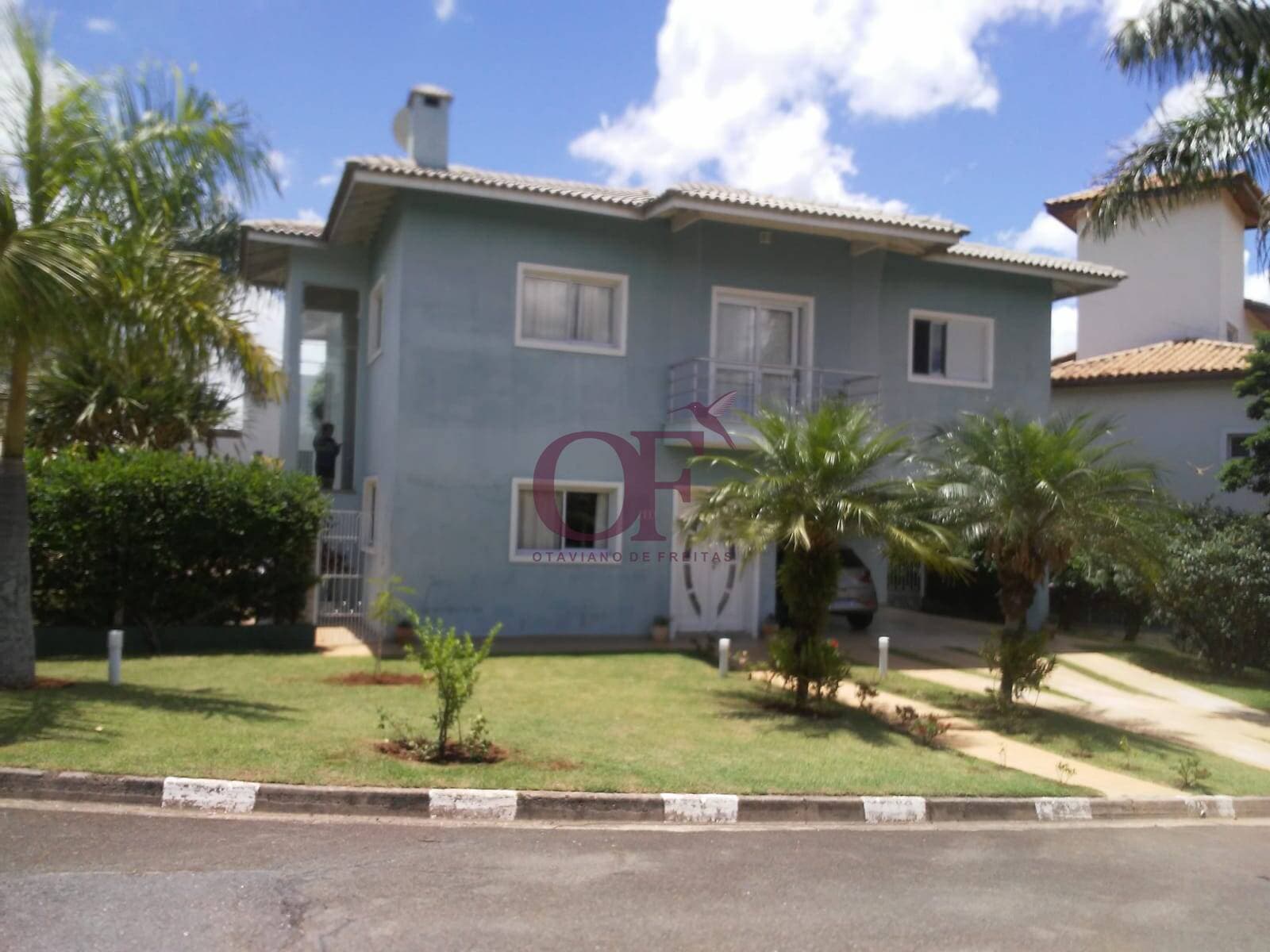Sobrado no Residencial dos Lagos com 3 Suítes, Piscina e Terreno de 1.045m²
