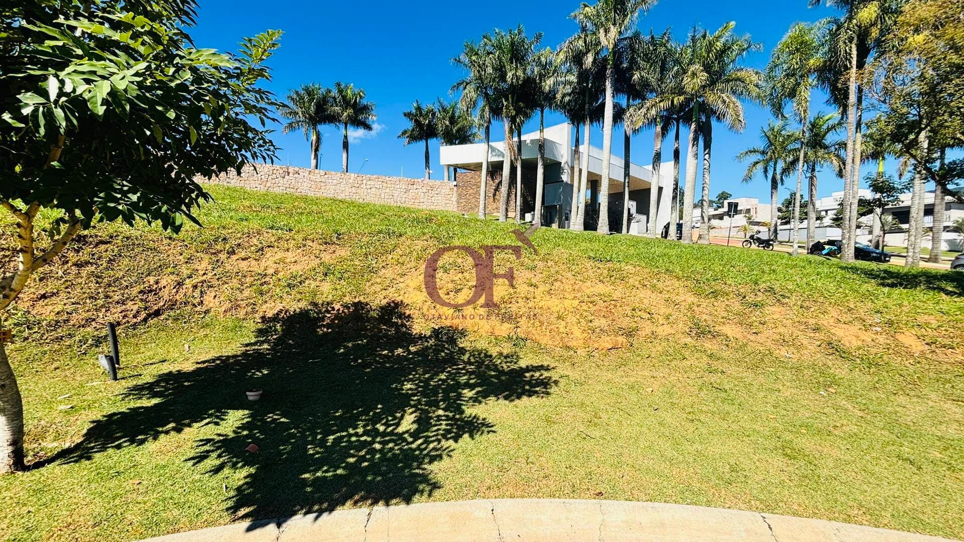Terreno 634 m² em declive no Condomínio Brisas Jundiaí/SP – Potencial para projeto em níveis