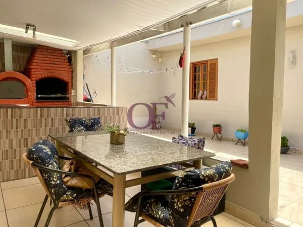 Casa Térrea à Venda com Edícula