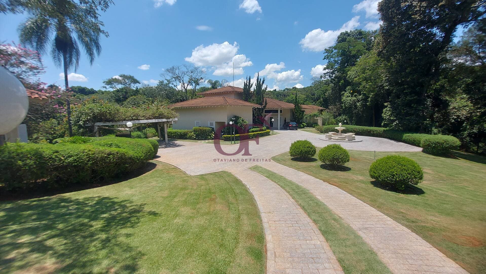 Casa Cinematográfica no Fazenda Campo Verde com Terreno de 6.611 m²