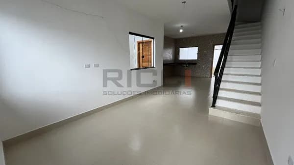 Casa Térrea à Venda – Arquitetura Moderna, 99m² de Construção, Quintal Gramado e Excelente Localização