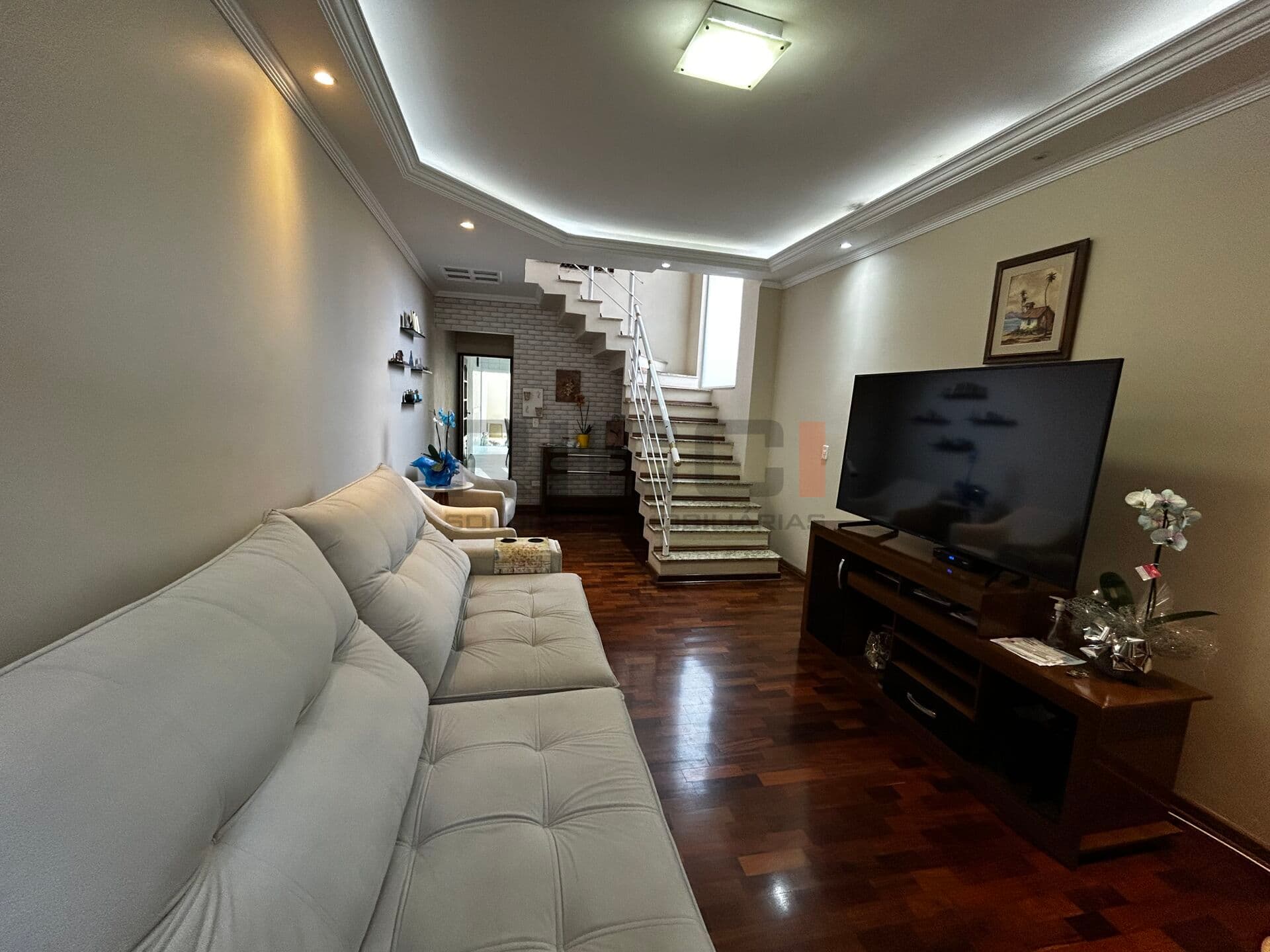 CASA ASSOBRADADA À VENDA NA VILA MOGILAR – AMPLA, FUNCIONAL E MUITO BEM LOCALIZADA