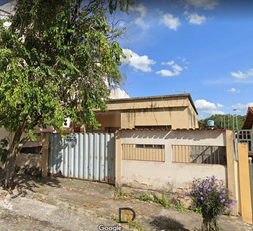 Lote com casa antiga - Centro