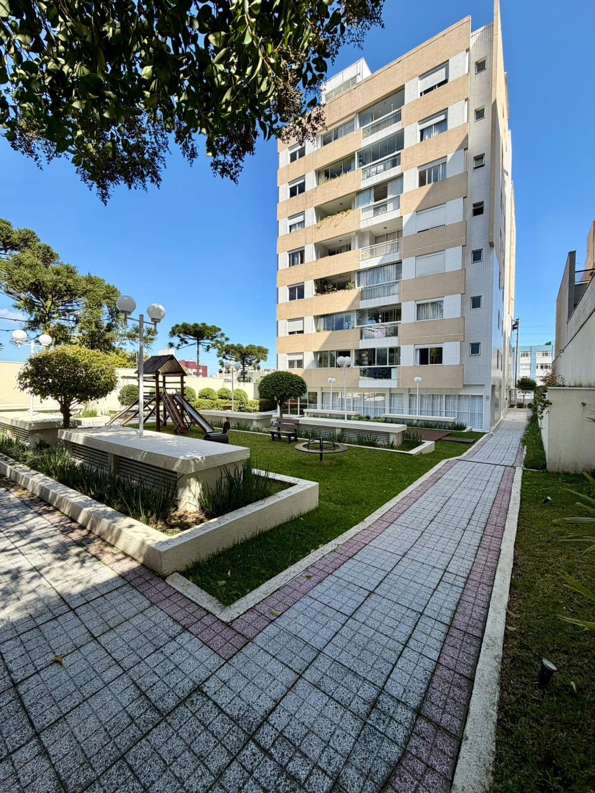 Apartamento nas Mercês |113m²| 3 quartos (1 suíte) | 2 vagas | com sacada| Ar condicionado