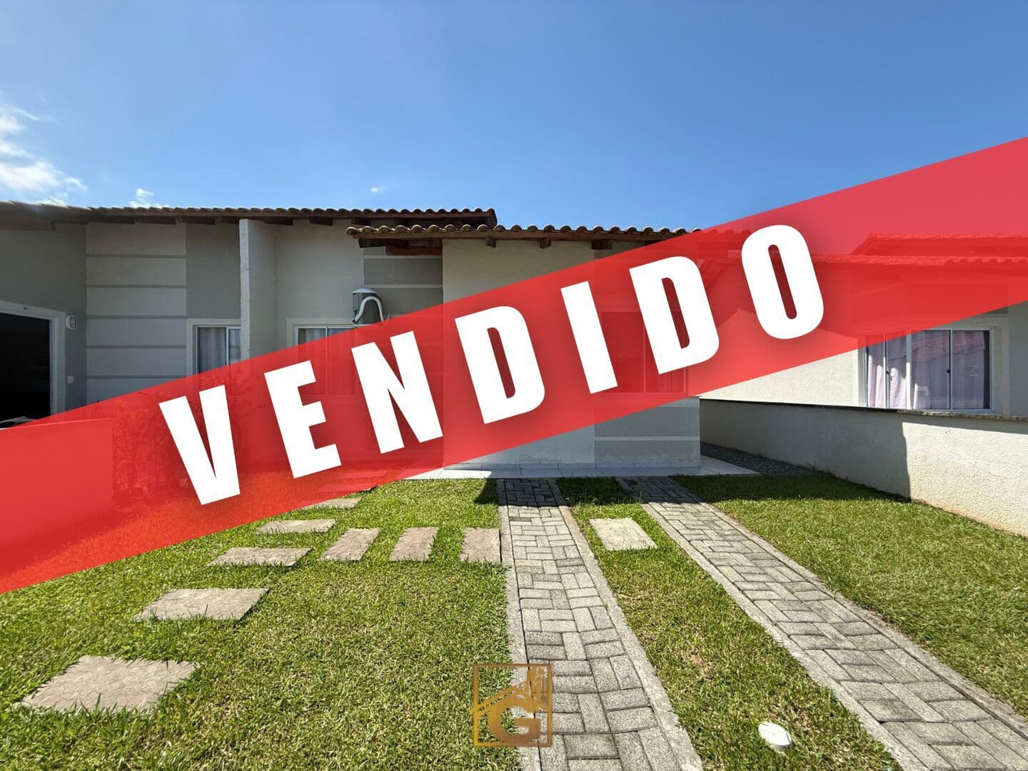Casa geminada em condomínio fechado no Bairro Rio da Onça