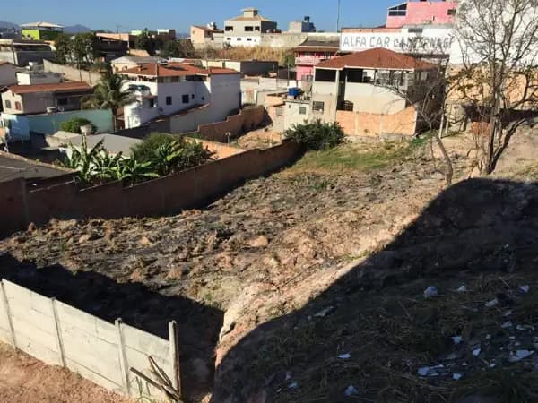 Terreno à venda no bairro Laranjeiras em Betim/MG