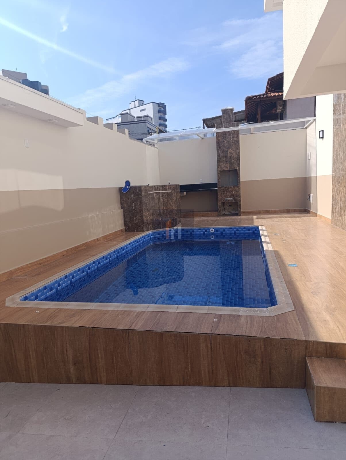 Casa triplex á venda em condomínio fechado no bairro Mirim - Praia Grande - SP. Com 2 dormitórios!