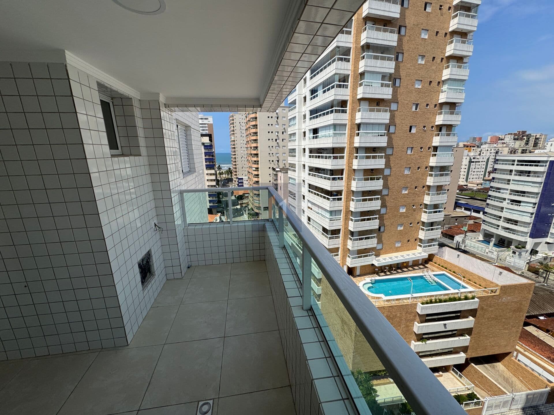 Apartamento vista mar, 2 dormitorios sendo 1 suite, 2 vagas, aviação