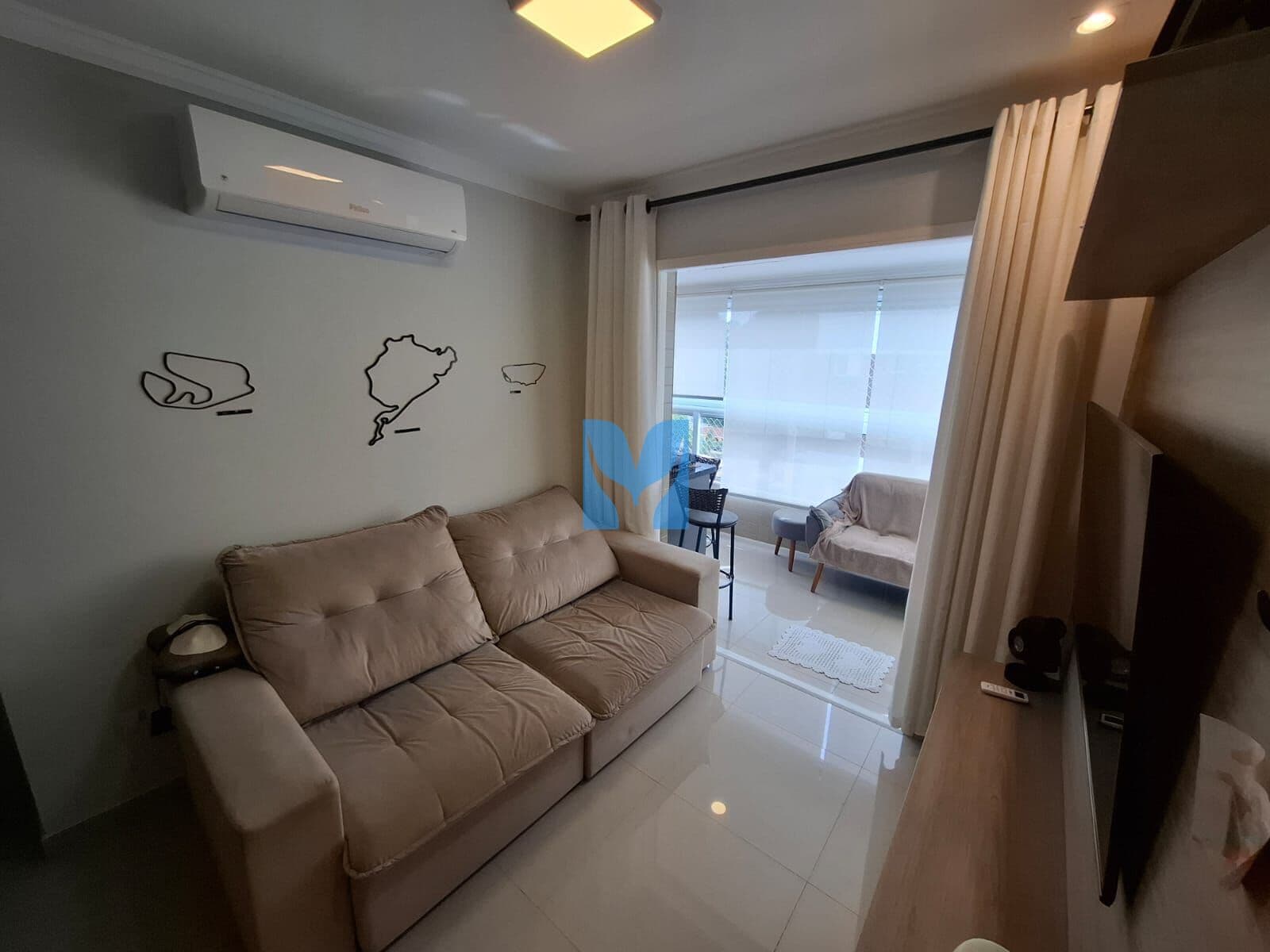 Apartamento semi mobiliado à venda no Canto do forte Praia Grande, SP. 2 dormitórios, sendo um suíte, sala com sacada gourmet!