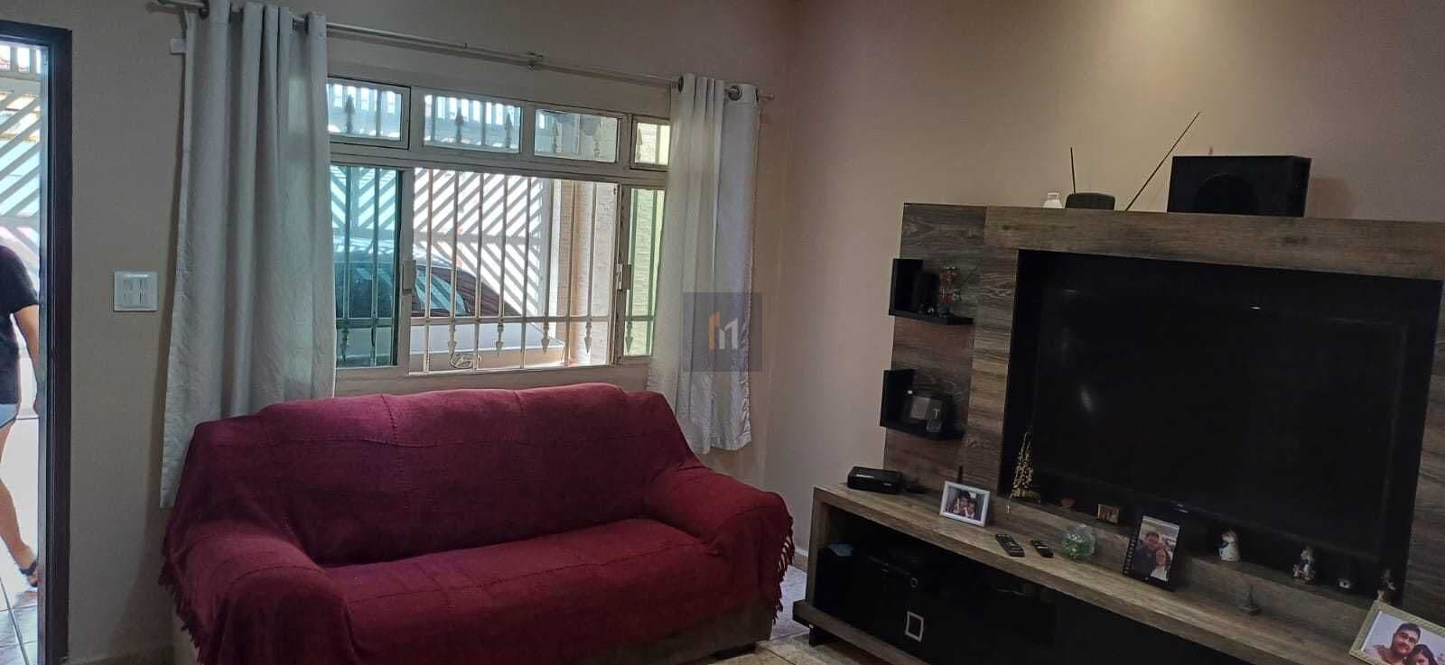 Casa à venda no bairro Maracanã em Praia Grande, SP. 3 dormitórios sendo 1 suíte.