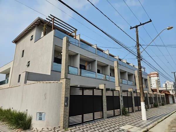 Casa triplex a venda no bairro Maracanã em Praia Grande, SP. Imóvel com 3 pavimentos, 3 dormitórios, 2 suítes!