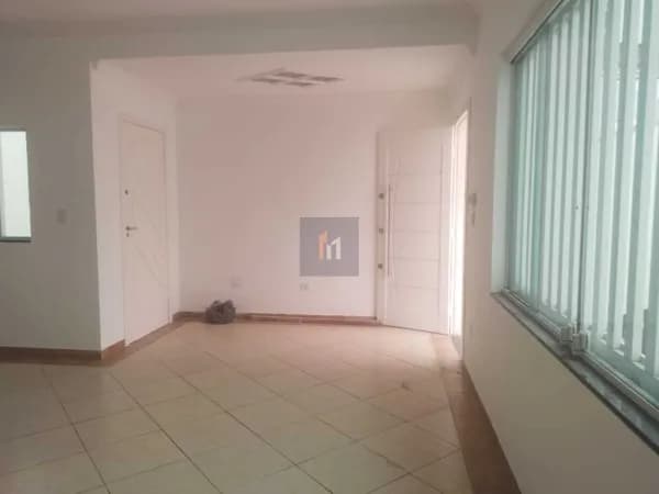 Casa sobrado à venda no bairro Tupi em Praia Grande, SP. 3 dormitórios com suíte.