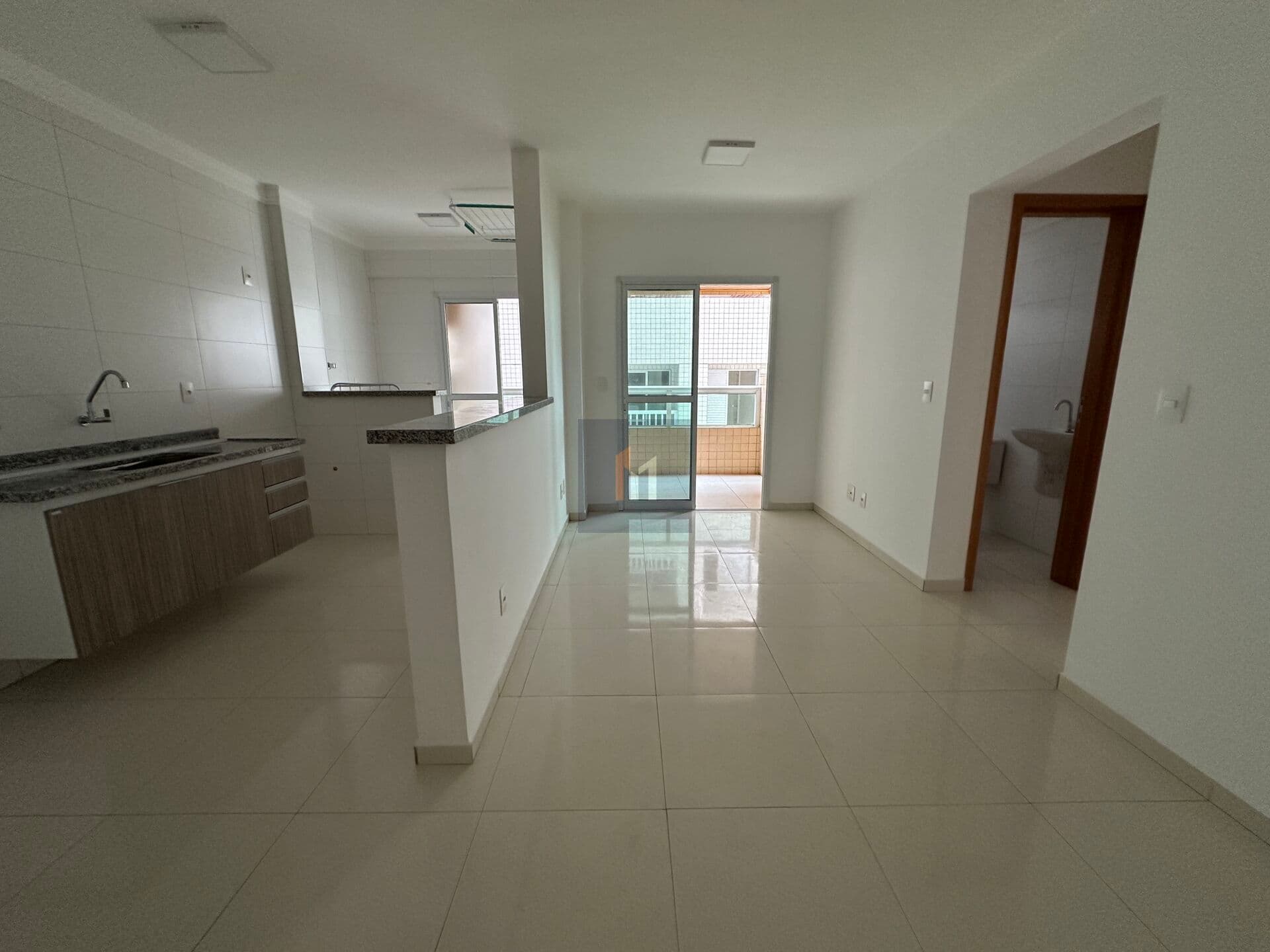 Apartamento à venda no bairro Guilhermina em Praia Grande, SP. 2 dormitórios (1 suíte)