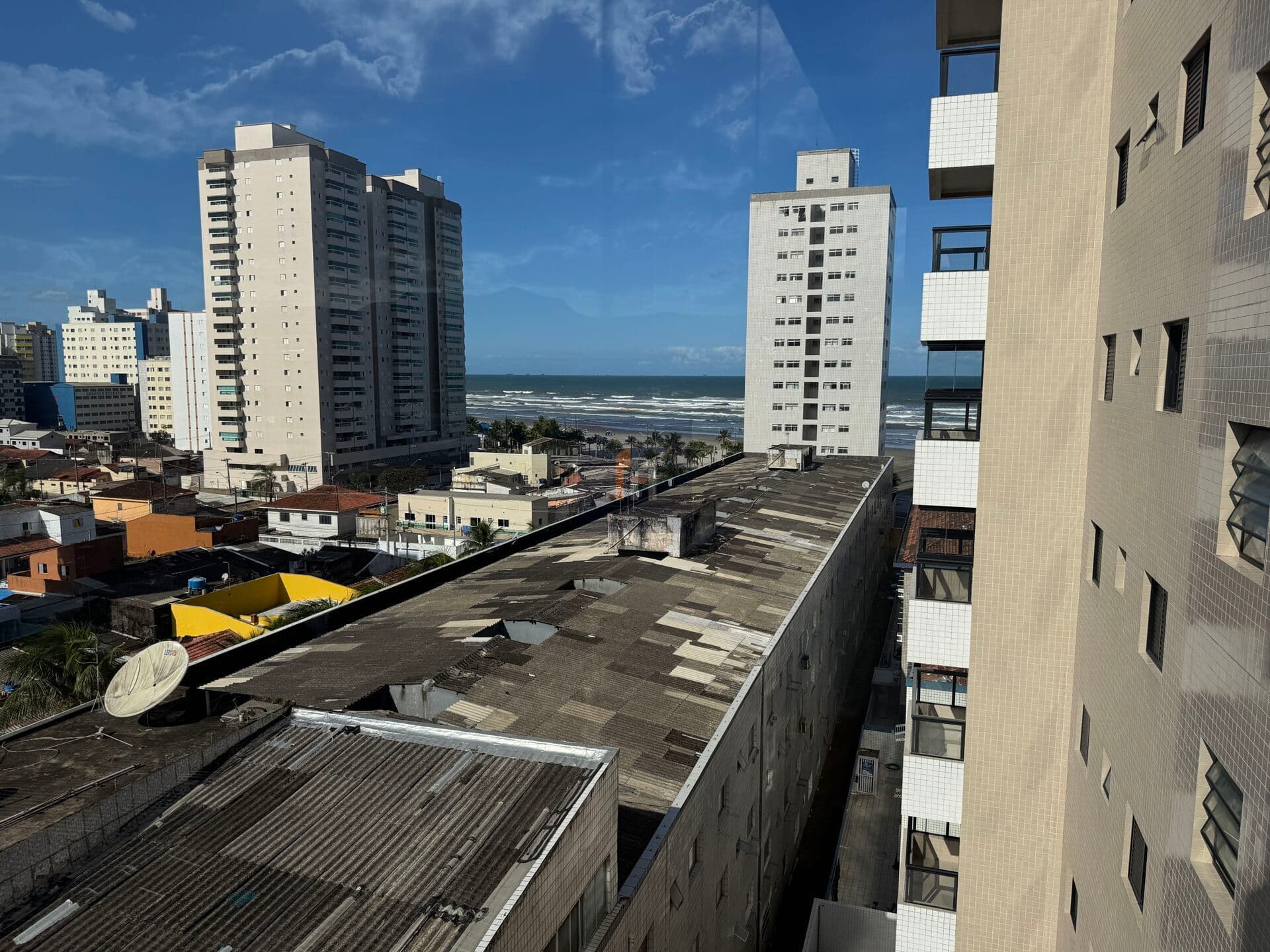Apartamento vista mar, 2 dormitórios sendo 1 suite, 1 vaga, mirim
