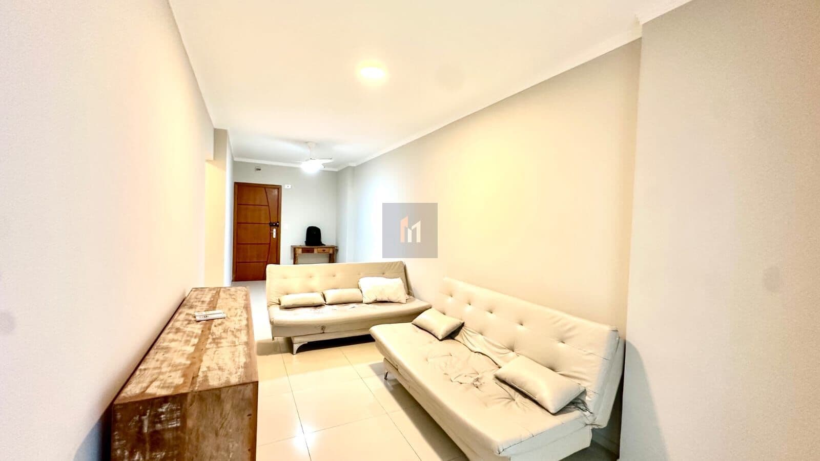 Apartamento à venda no bairro da Guilhermina Praia Grande, SP. 2 dormitórios, 2 suítes, sala com sacada gourmet envidraçada!