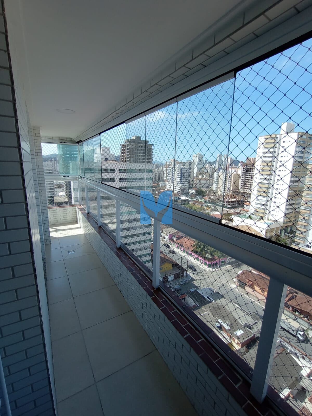 Apartamento semi mobiliado à venda na Guilhermina Praia Grande, SP. 2 dormitórios, sendo um suíte, sala com sacada gourmet envidraçada!