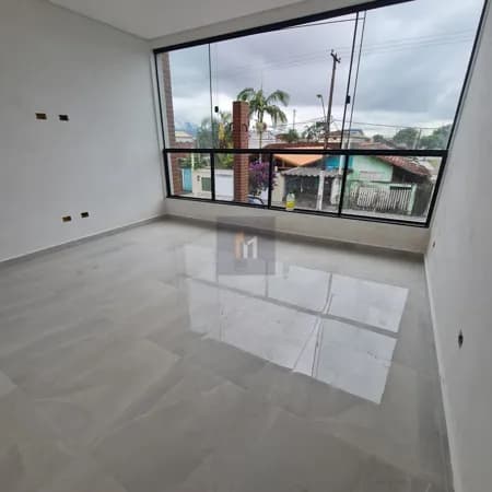 Casa triplex a venda no bairro Maracanã em Praia Grande, SP. Imóvel com 3 pavimentos, 3 dormitórios!