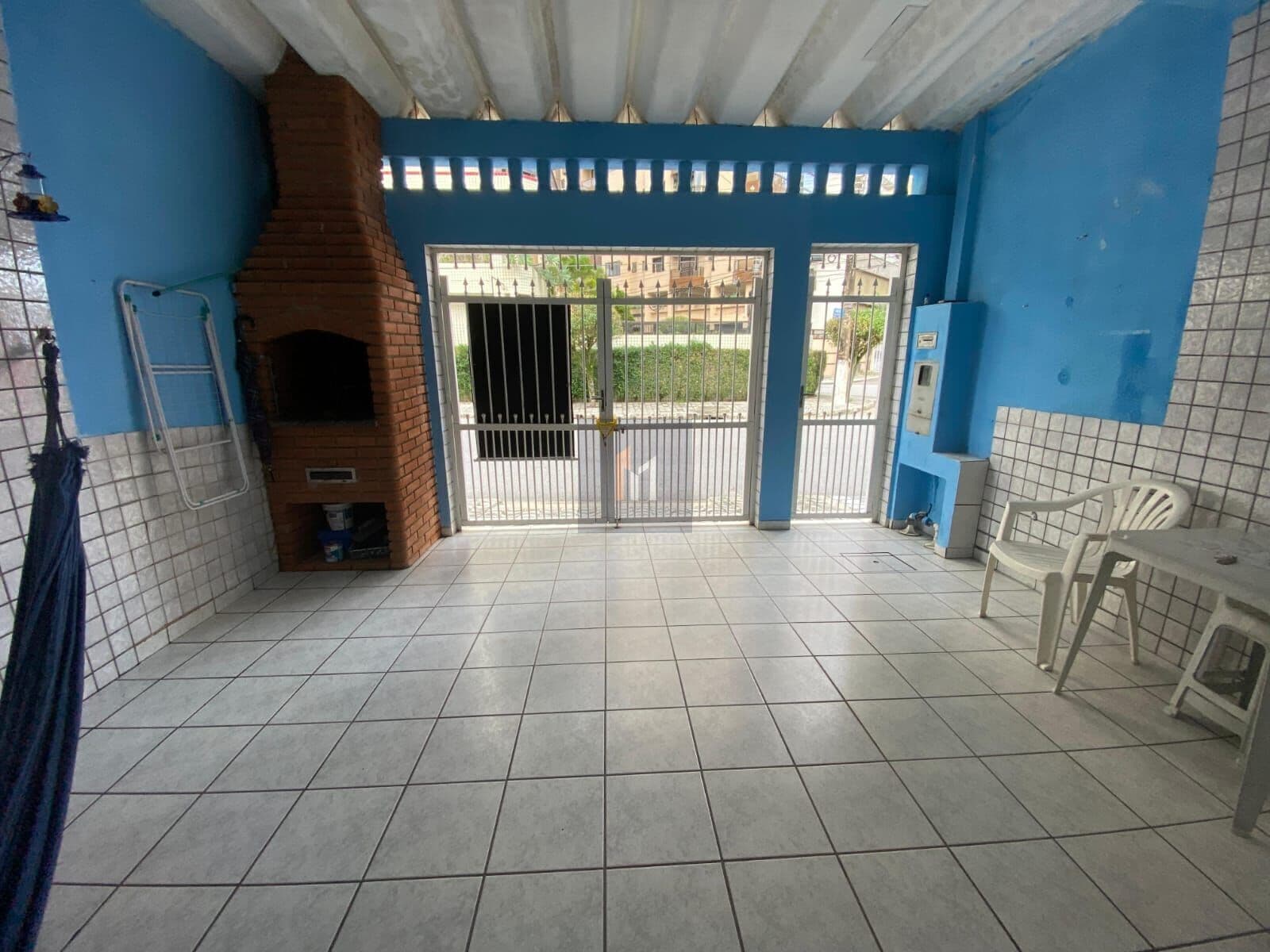 Casa Padrão com 2 dormitórios sendo 1 suíte e 1 vaga de garagem no bairro Caiçara