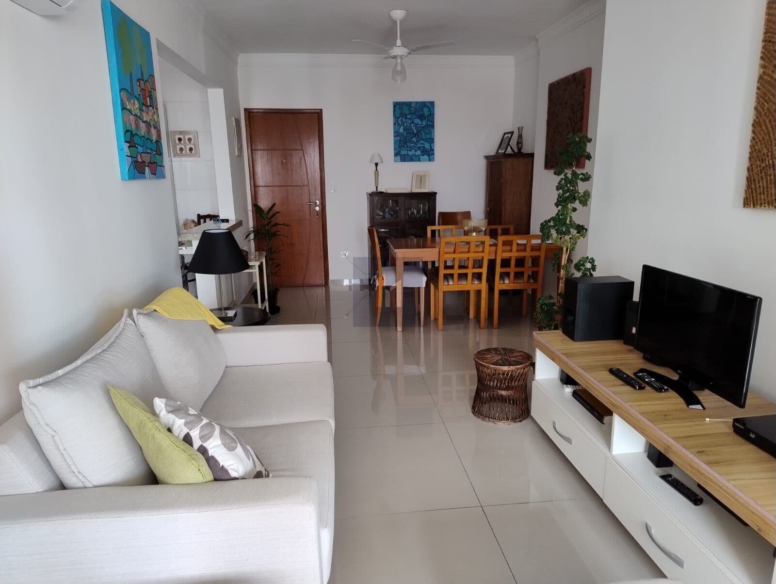 Apartamento 3 dormitórios 2 suítes e 2 vagas demarcadas no bairro Canto do Forte