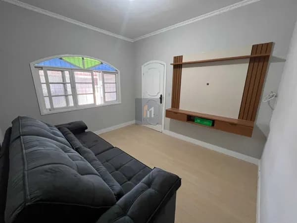 Casa à venda no bairro Maracanã em Praia Grande, SP. 2 dormitórios sendo 1 suíte.