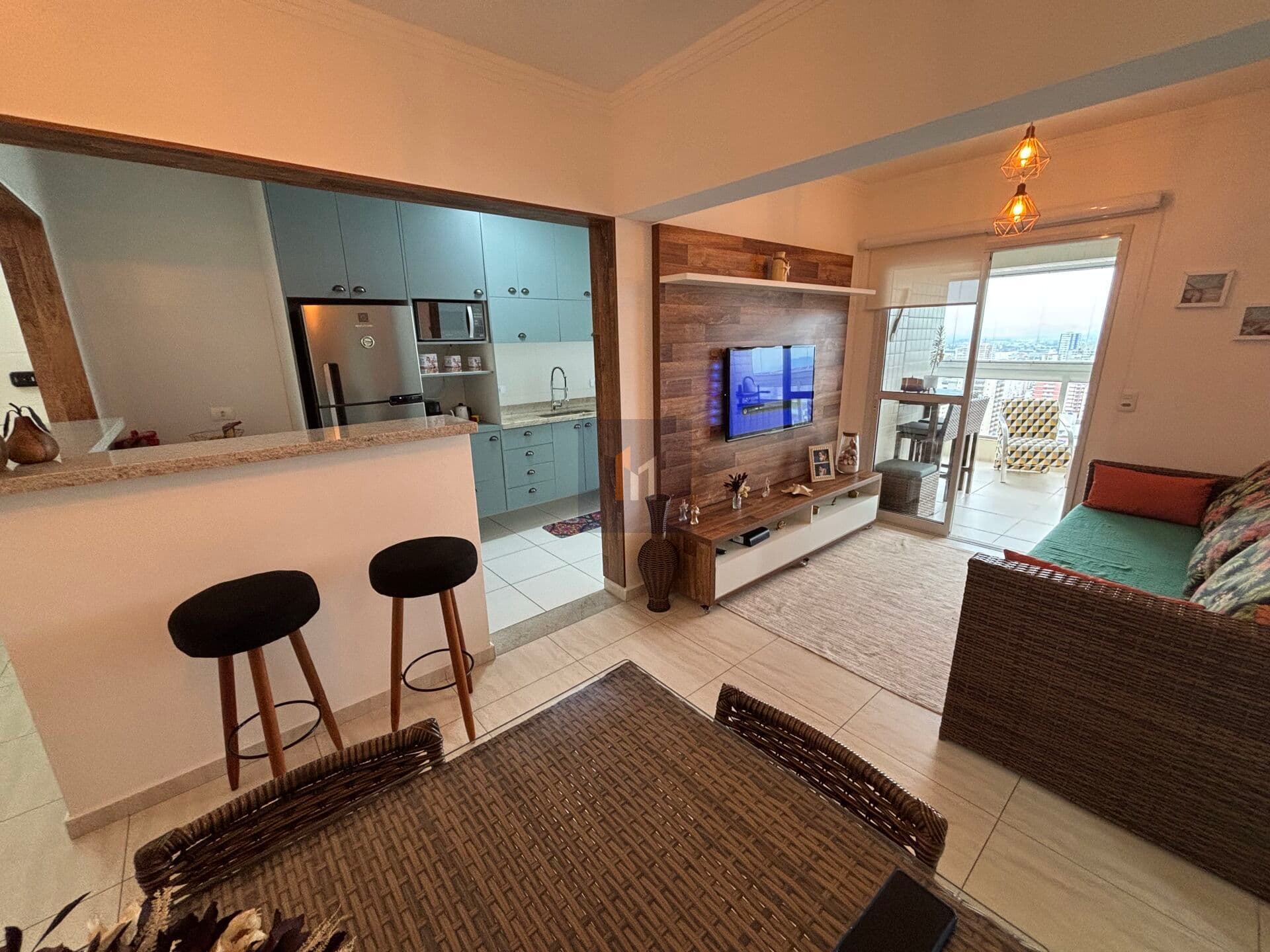 Apartamento vista mar 2 dormitórios 1 suíte e 1 vaga de garagem no bairro Tupi