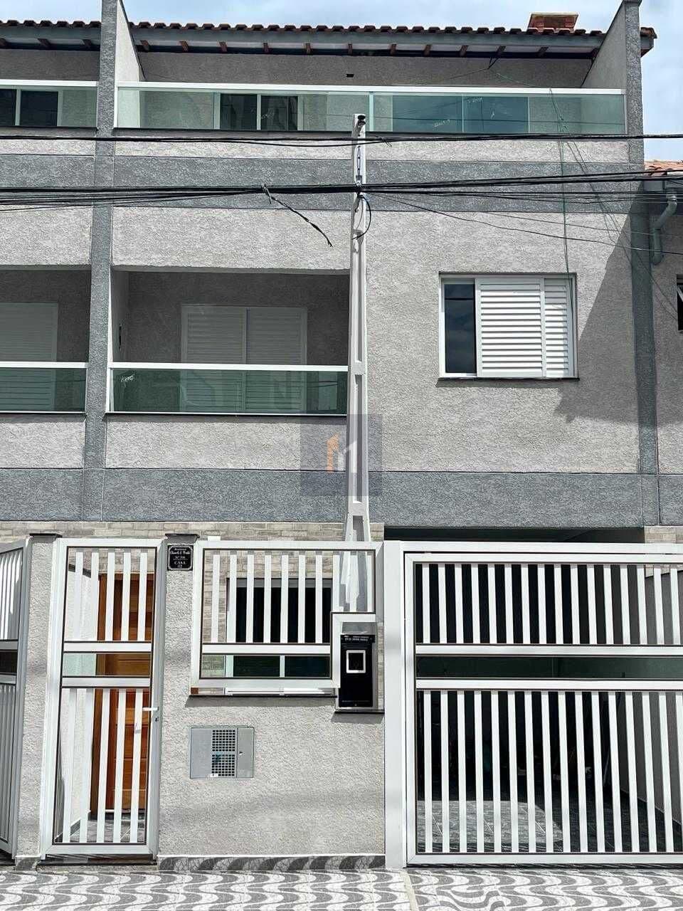 Casa à venda no bairro Aviação em Praia Grande, SP. 2 dormitórios sendo 2 suítes.