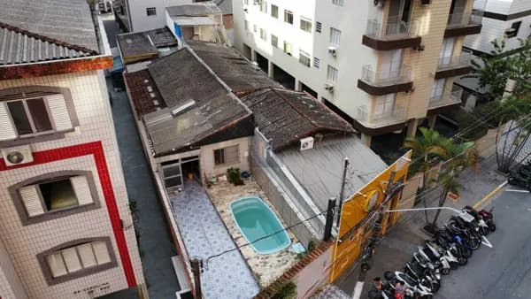 Terreno à venda no bairro Boqueirão em Praia Grande, SP.