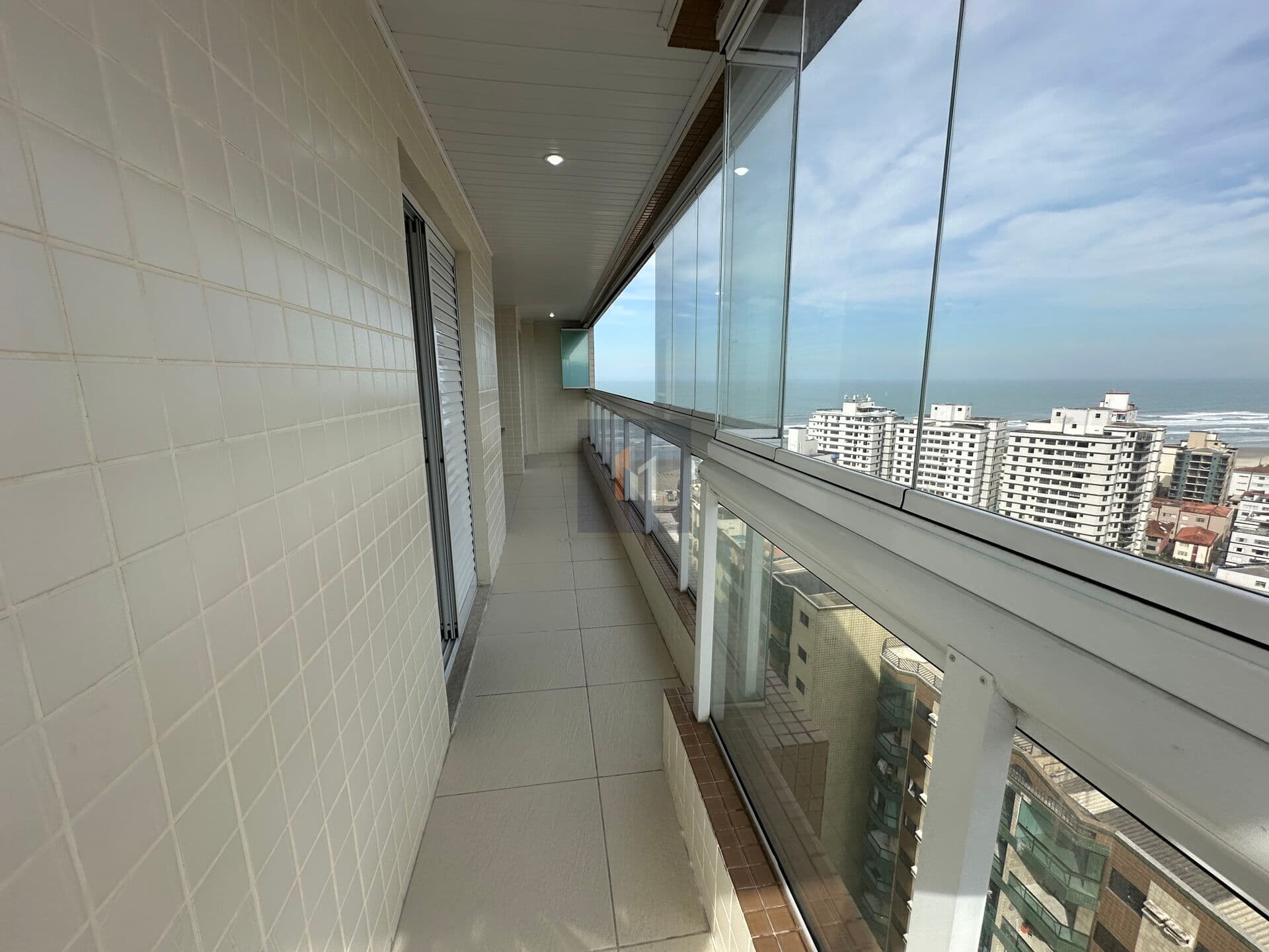Apartamento à venda no bairro Vila Tupi em Praia Grande, SP. 2 dormitórios sendo 1 suíte