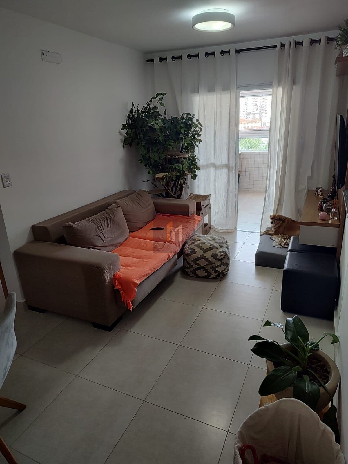 Apartamento à venda na Guilhermina, Praia Grande, SP. 2 dormitórios (1 suíte), sala dois ambientes com sacada envidraçada!