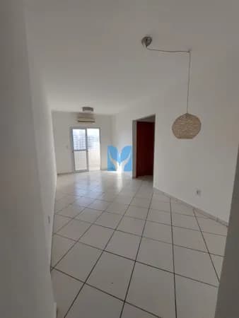 Apartamento à venda no bairro da Guilhermina Praia Grande, SP. 2 dormitórios, 1 suíte, sala com sacada!