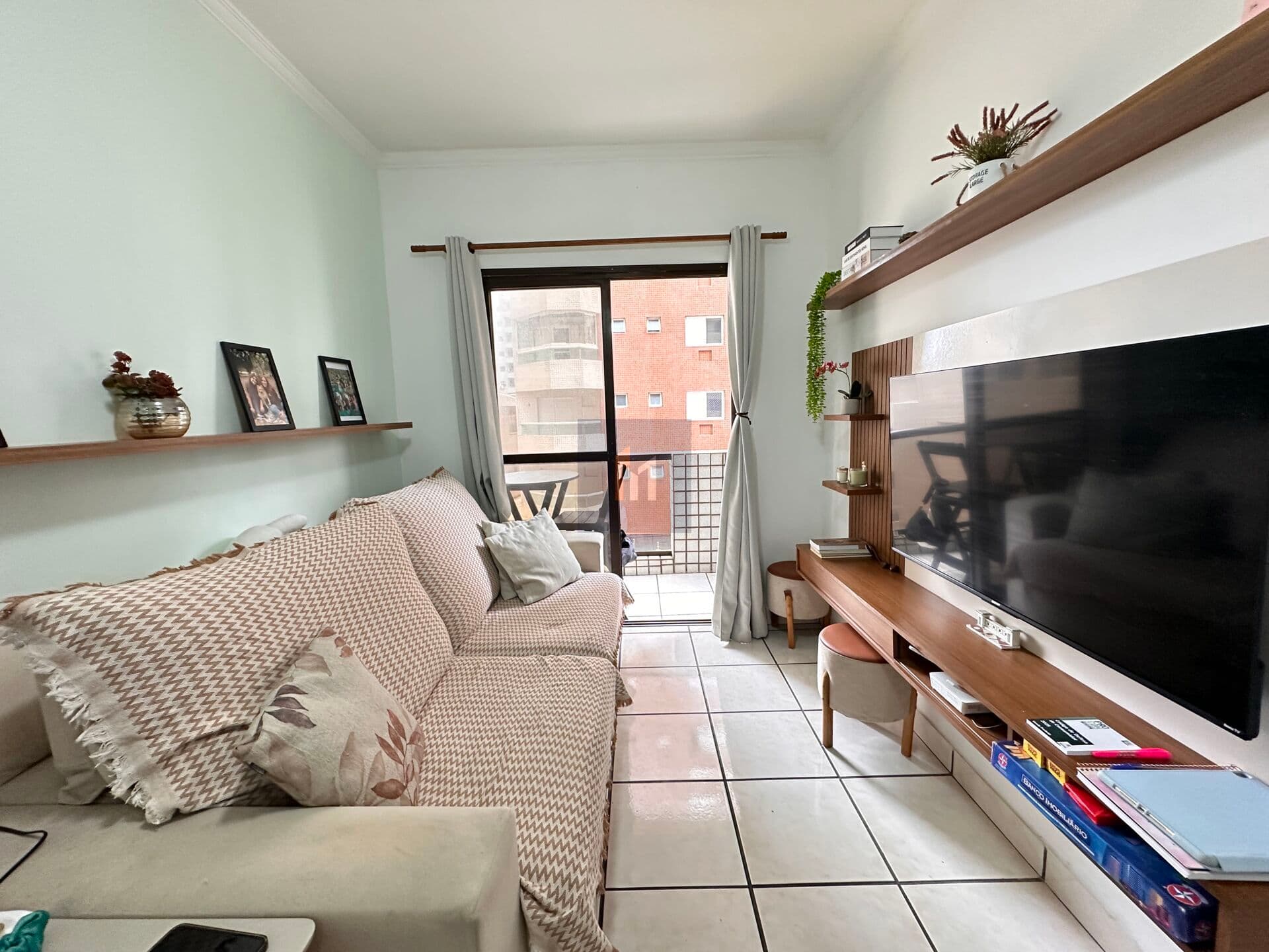 Apartamento Mobiliado à venda na Aviação Praia Grande, SP. 1 dormitório, sala, sacada!