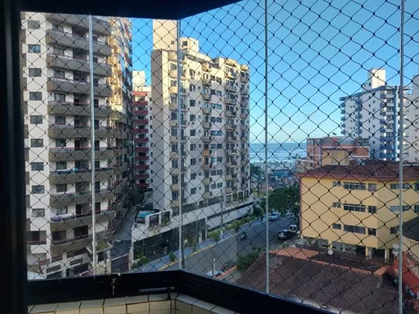 Apartamento Semi-mobiliado à venda no bairro Tupi em Praia Grande, SP. Com 1 dormitório, sala, 2 sacadas!