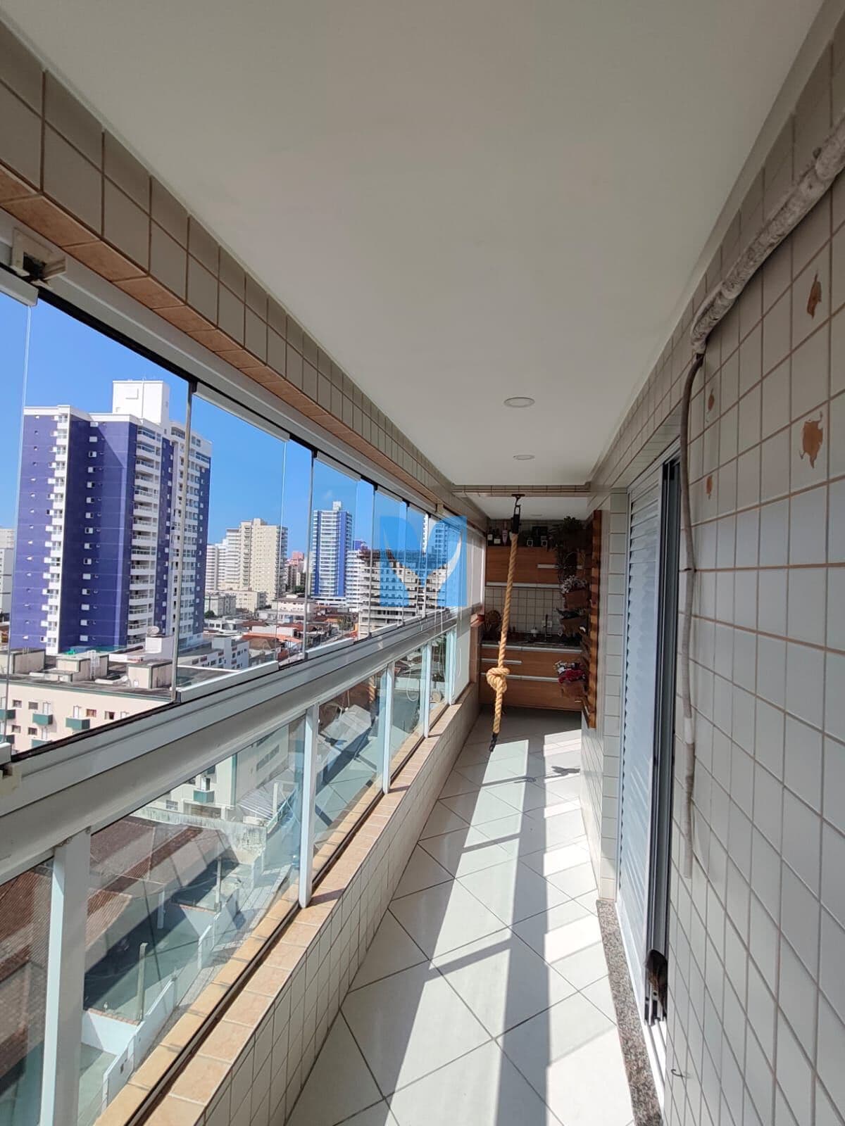 Apartamento à venda no bairro da Aviação Praia Grande, SP. 2 dormitórios, 1 suíte, sala com sacada gourmet envidraçada!