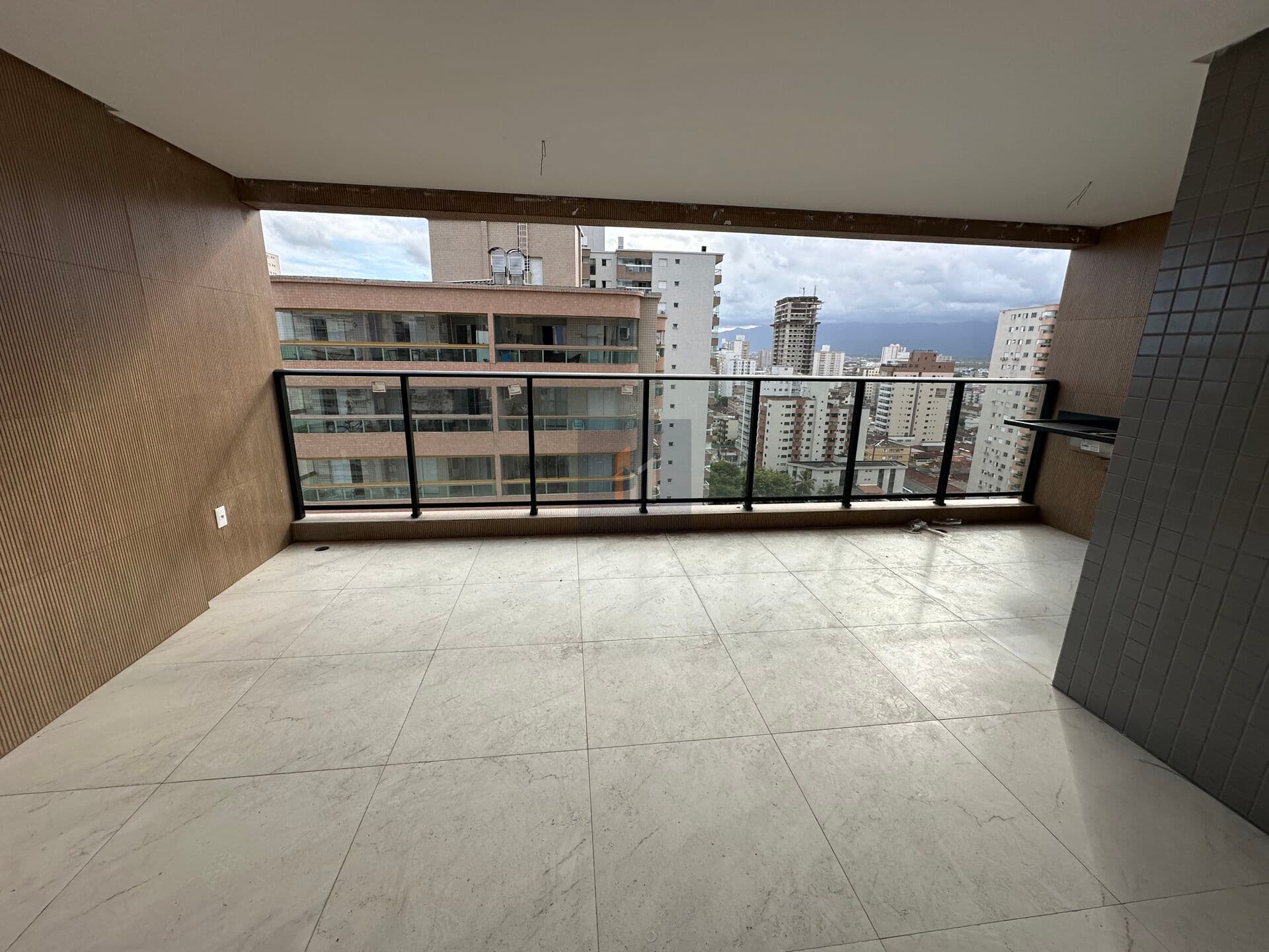 Apartamento com 3 suites e vista mar na Aviação
