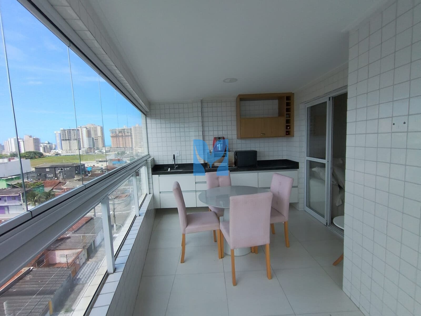 Apartamento mobiliado à venda na Aviação Praia Grande, SP. 2 dormitórios, sendo um suíte, sala com sacada gourmet!