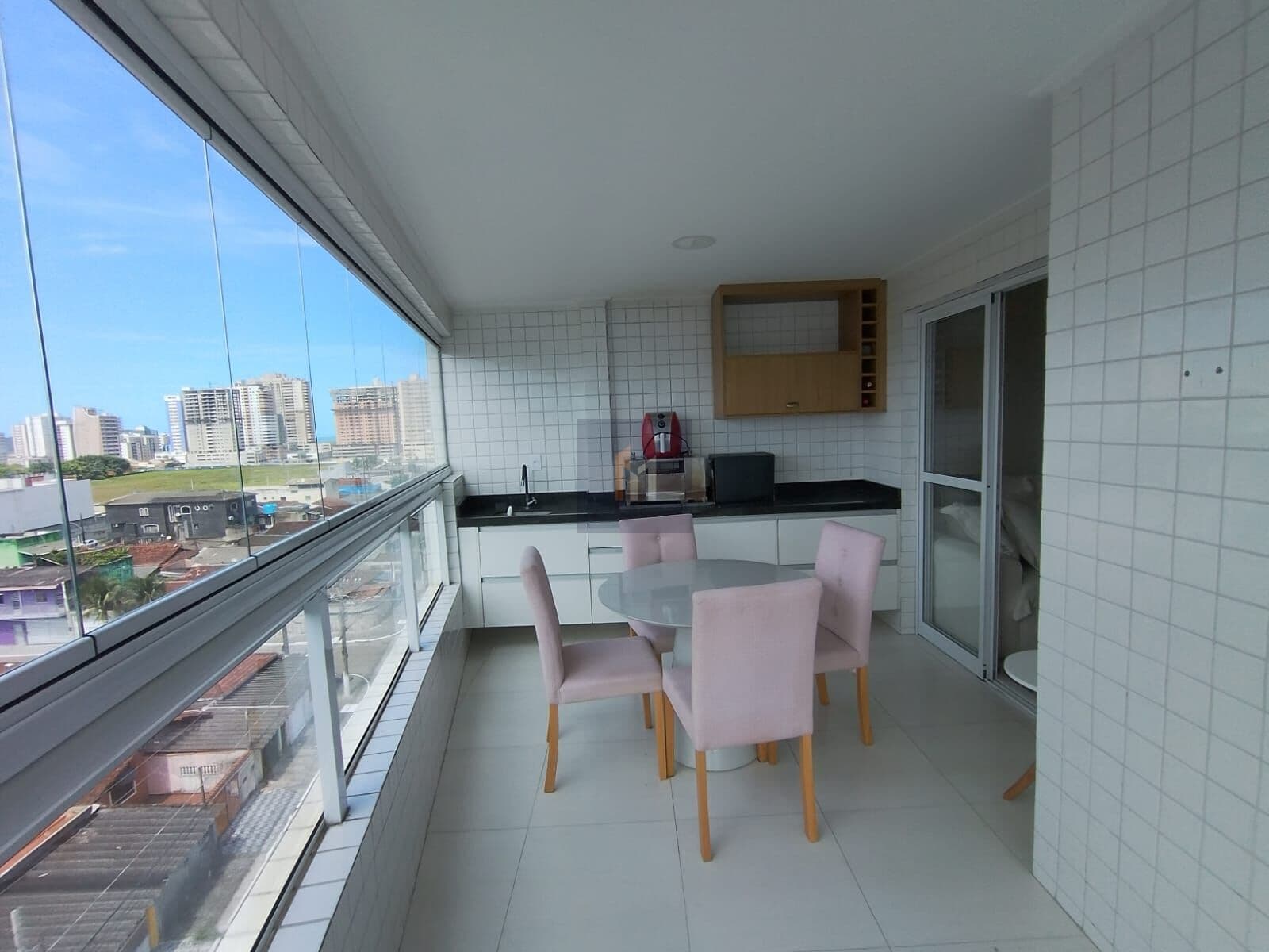 Apartamento mobiliado à venda na Aviação Praia Grande, SP. 2 dormitórios, sendo um suíte, sala com sacada gourmet!