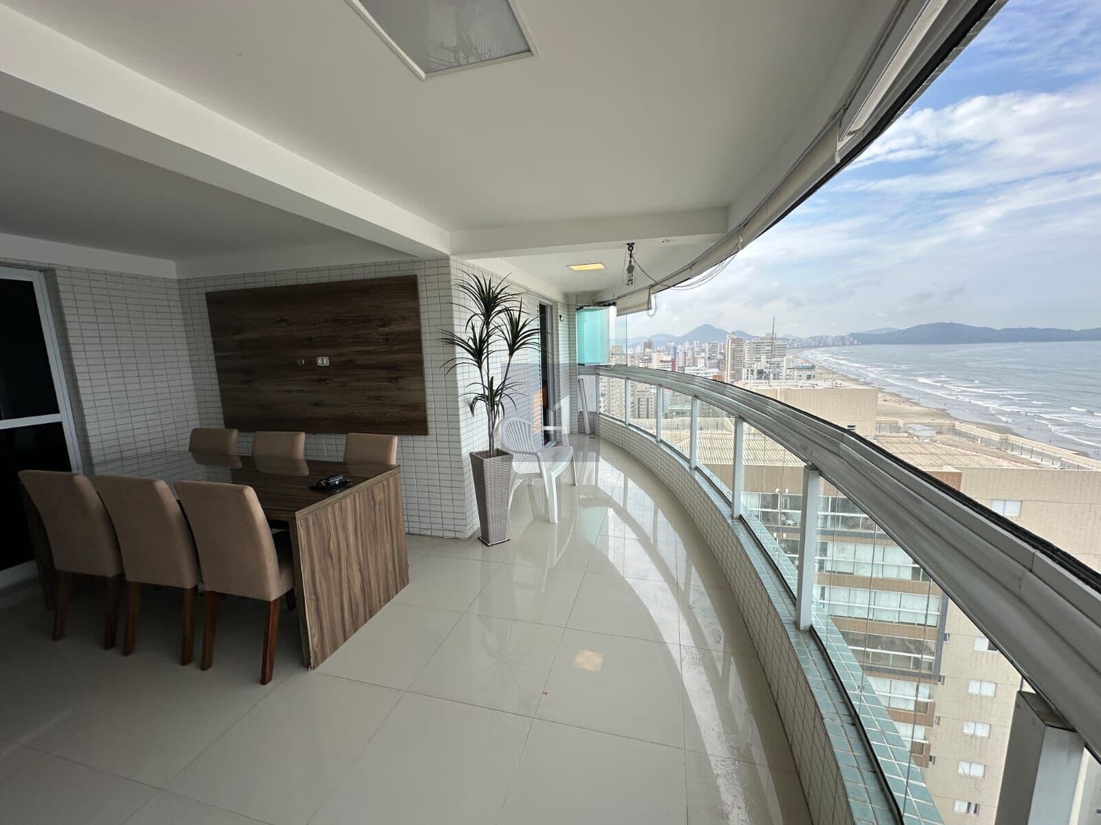 Apartamento à venda no bairro Aviação em Praia Grande, SP. 4 dormitórios sendo 4 suítes.