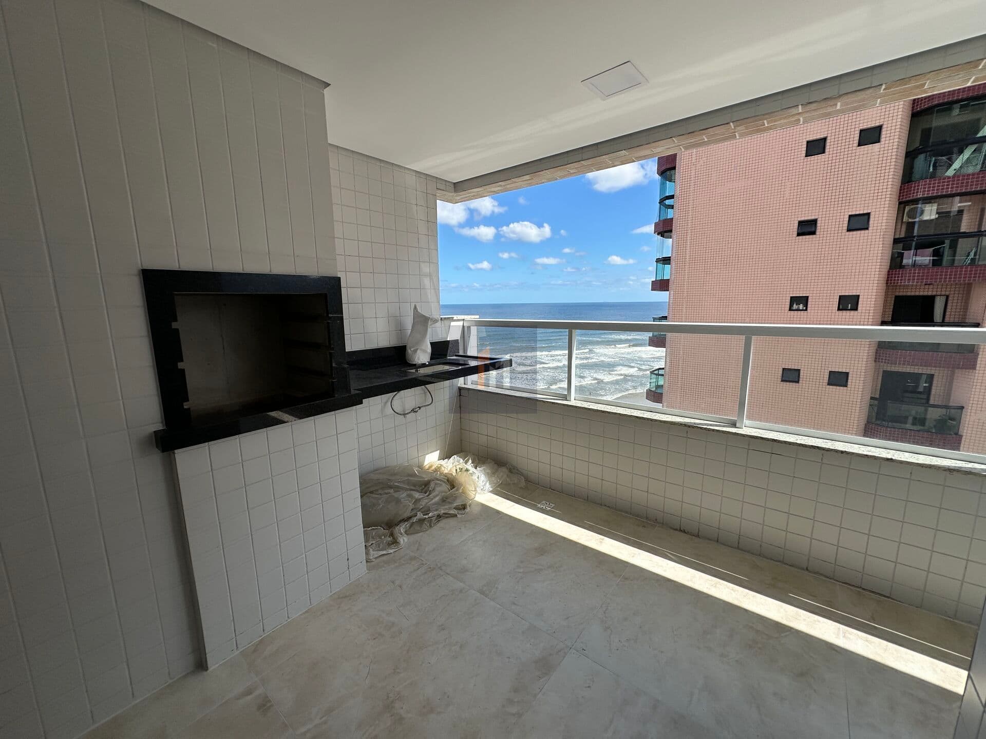 Apartamento vista Mar, mobiliado para locação definitiva no Caiçara Praia Grande, SP. 2 dormitórios, sendo 1 suíte, 2 vagas de garagem!