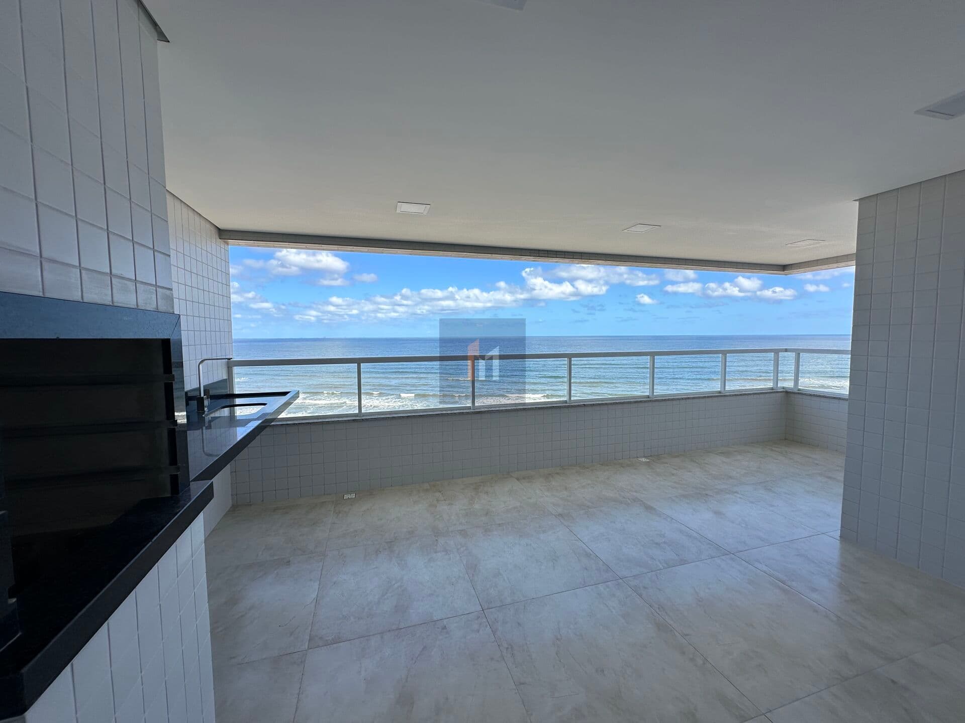 Apartamento vista total do Mar, mobiliado para locação definitiva no Caiçara Praia Grande, SP. 3 dormitórios, sendo 2 suítes, 3 vagas de garagem!