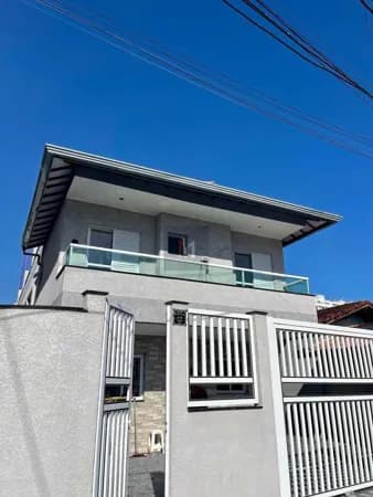 Casa à venda no bairro Aviação em Praia Grande, SP. 2 dormitórios sendo 2 suítes.