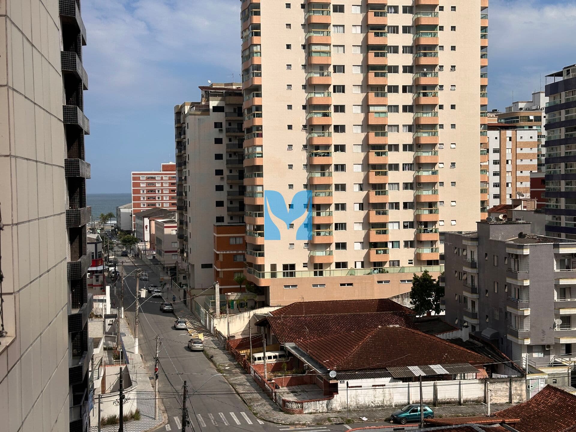 Apartamento à venda na Tupi Praia Grande, SP. 3 dormitórios, sendo um suíte, sala, sacada!