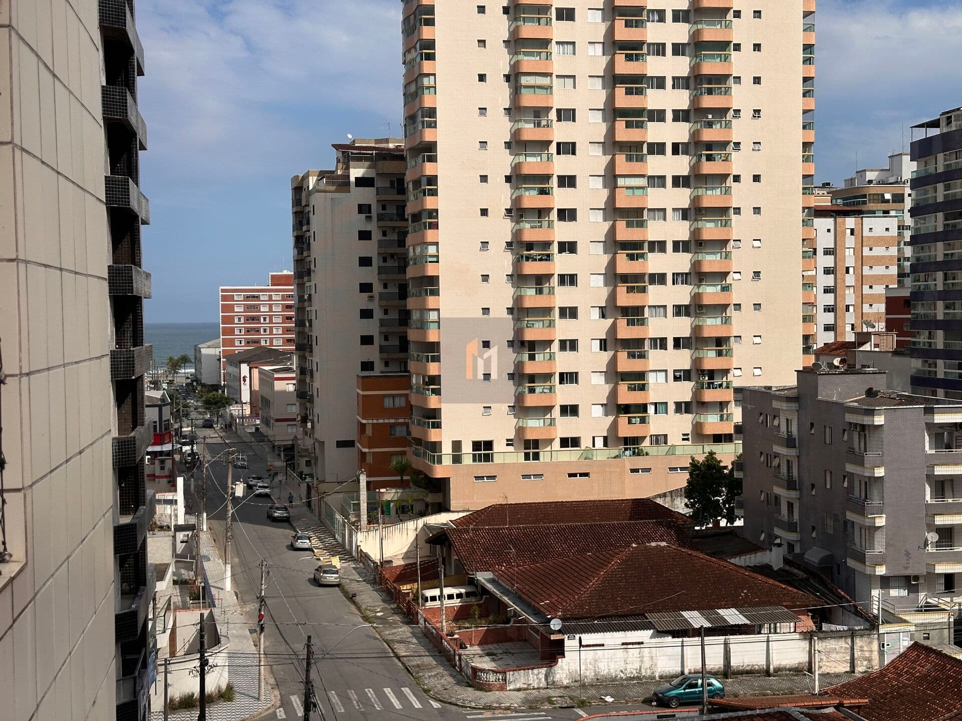 Apartamento à venda na Tupi Praia Grande, SP. 3 dormitórios, sendo um suíte, sala, sacada!