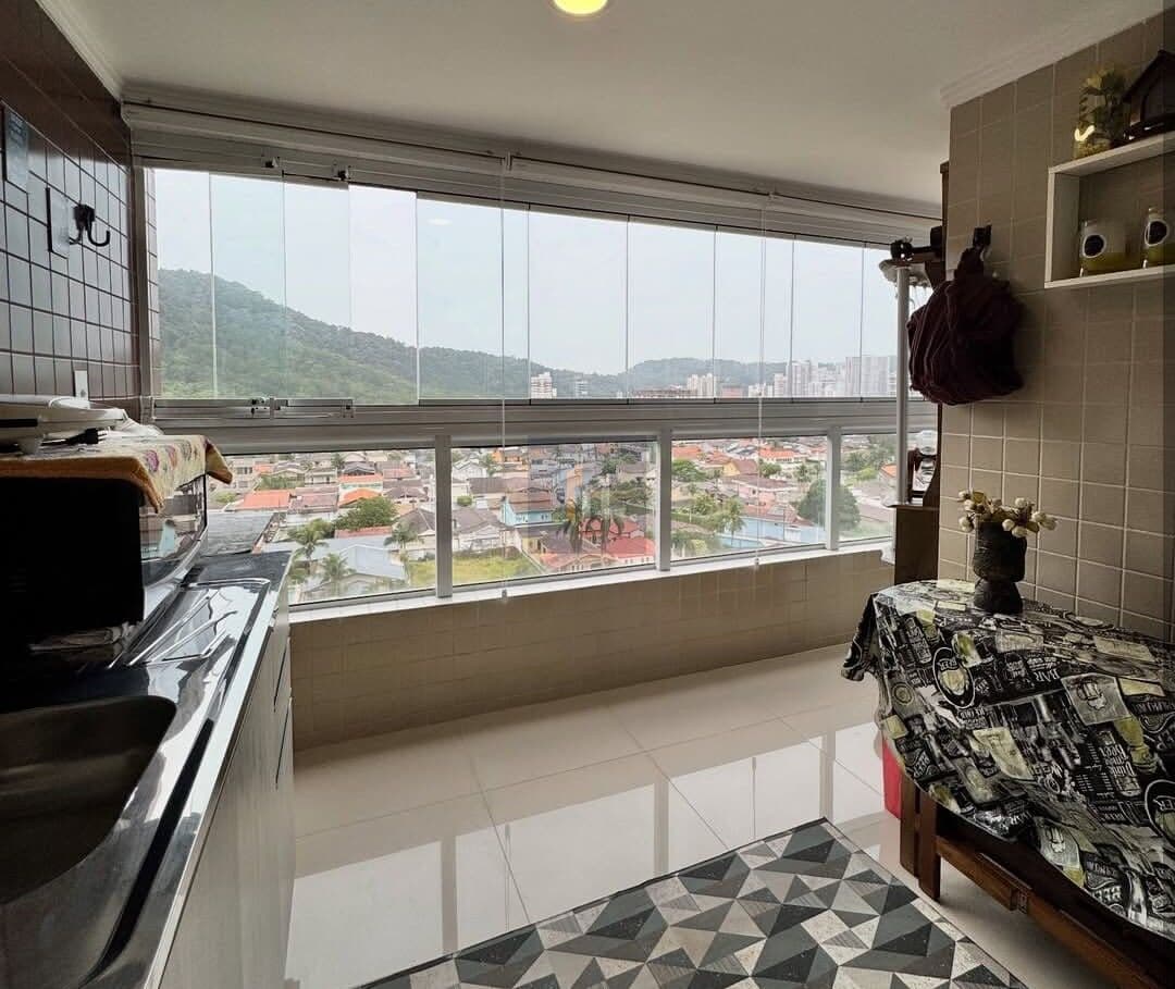 Apartamento semi-mobiliado à venda no bairro Canto do forte em Praia Grande, SP. 2 dormitórios, sala dois ambientes com sacada envidraçada, com uma linda vista para o morro Xixová!