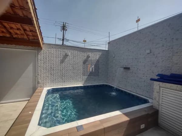 Casa à venda no bairro Ocian em Praia Grande, SP. 3 dormitórios sendo 2 suítes.
