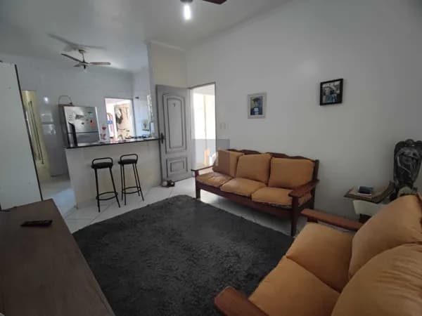 Casa à venda no bairro Caiçara em Praia Grande, SP. 2 dormitórios sendo 1 suíte.